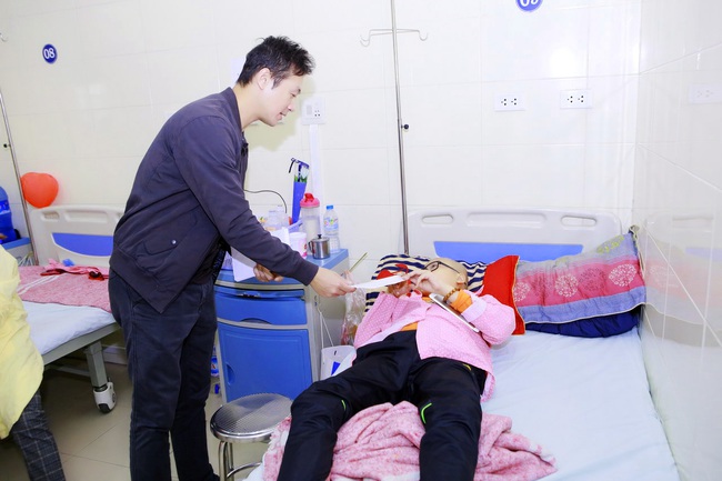 Vợ Trần Lập cùng MC Anh Tuấn trao quà từ thiện cho bệnh nhân ung thư - Ảnh 6.