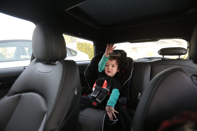 Những vật dụng thiết yếu bố mẹ cần chuẩn bị khi cho con di chuyển bằng ô tô - Ảnh 4.