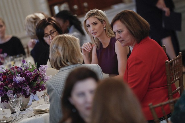 Sau khi bị chỉ trích về váy áo, Ivanka Trump xuất hiện tự tin cùng mẹ kế trong bữa trưa đầu tiên ở Nhà trắng - Ảnh 5.