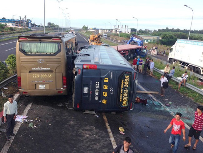 Tai nạn container va chạm xe khách: 1 người tử vong, 12 người nhập viện - Ảnh 3.