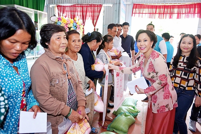 Việt Hương diện áo bà ba về miền Tây phát quà Tết cho dân nghèo - Ảnh 8.