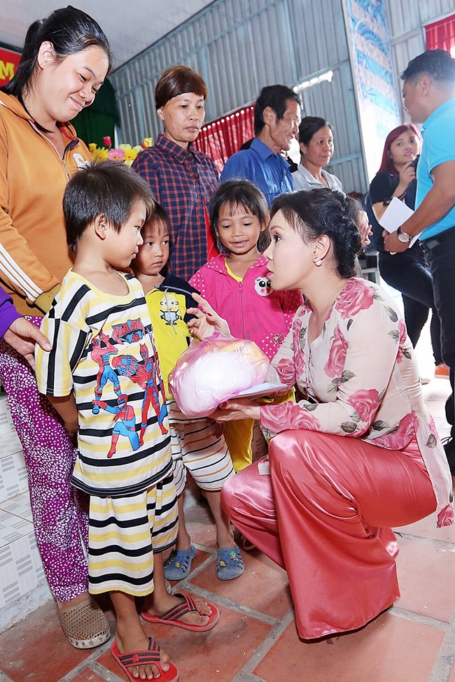 Việt Hương diện áo bà ba về miền Tây phát quà Tết cho dân nghèo - Ảnh 9.