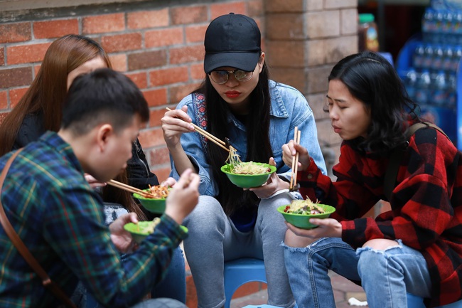 Lên phố cổ thưởng thức nộm tá lả, lắng nghe triết lý làm đủ ăn bền vững, không cần giàu của bố già vui tính - Ảnh 8.