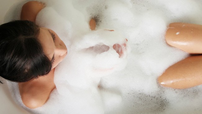 Chị em nên biết: Thói quen sau khi tắm này rất có hại cho “cô bé”, đặc biệt vào mùa hè - Ảnh 1.