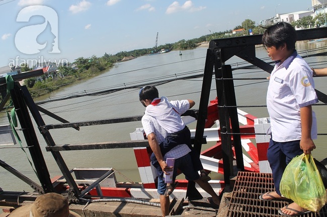 Rùng mình chứng kiến cảnh cha mẹ cõng con đánh liều đi qua cây cầu chênh vênh đang sửa chữa ở Sài Gòn - Ảnh 7.