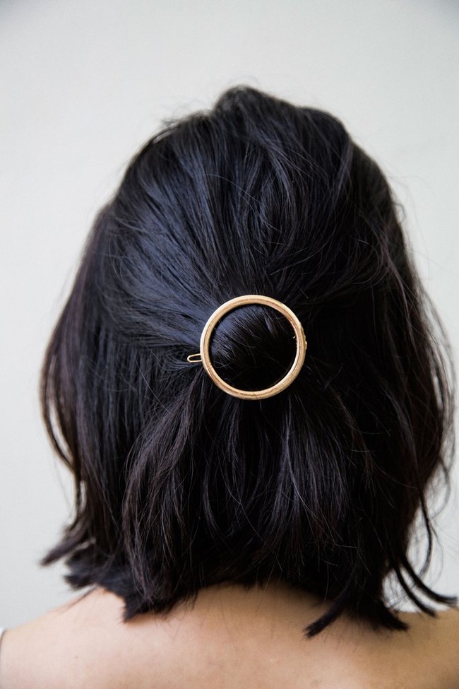 Cặp tóc kim loại - món phụ kiện nhỏ xinh tô điểm tuyệt vời cho mái tóc nàng công sở - Ảnh 23.