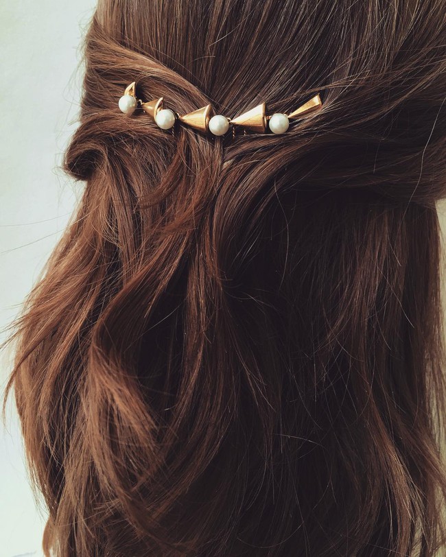 Cặp tóc kim loại - món phụ kiện nhỏ xinh tô điểm tuyệt vời cho mái tóc nàng công sở - Ảnh 8.