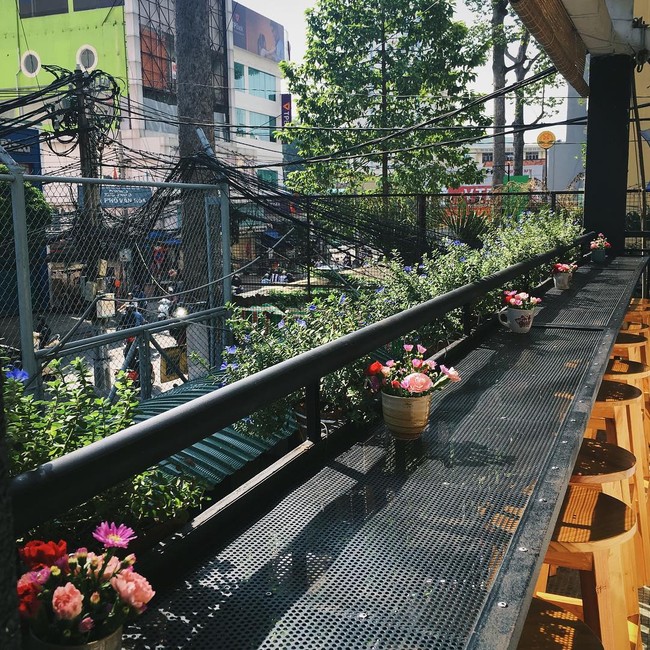7 quán cafe có ban công cực hay ho để ngồi lì cả buổi không biết chán ở Sài Gòn - Ảnh 14.
