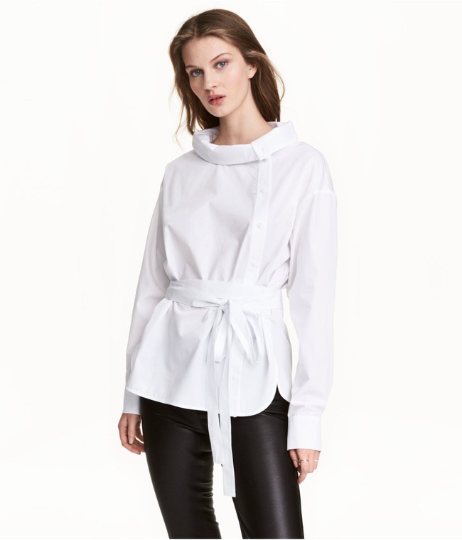 Sơmi trắng: chiếc áo vốn khô khan, nghiêm túc đang tự F5 mình bằng những cách điệu thú vị - Ảnh 9.