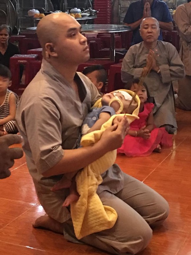 Bé trai bị não úng thủy nặng đã về đến chùa Vạn Đức: “Cầu mong kỳ tích xảy ra với Đức Lộc” - Ảnh 2. Bé trai bị não úng thủy nặng đã về đến chùa Vạn Đức: “Cầu mong kỳ tích xảy ra với Đức Lộc” - Ảnh 2.