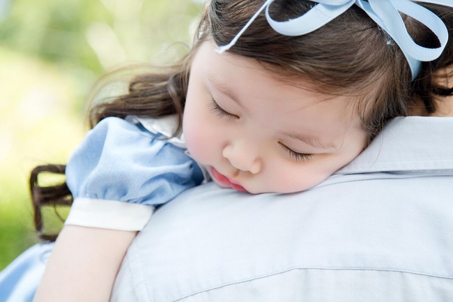 Mê mệt khuôn mặt ngái ngủ siêu đáng yêu của con gái Elly Trần - Ảnh 7.