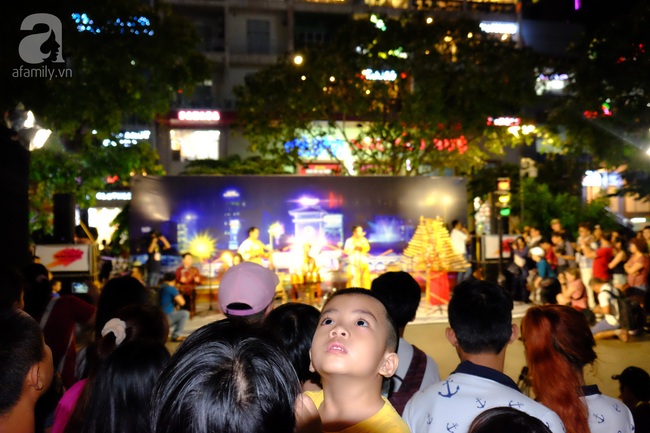 TP. HCM: Phố đi bộ Nguyễn Huệ tưng bừng, nhộn nhịp trong lần đầu tiên có show diễn nghệ thuật đường phố - Ảnh 15.
