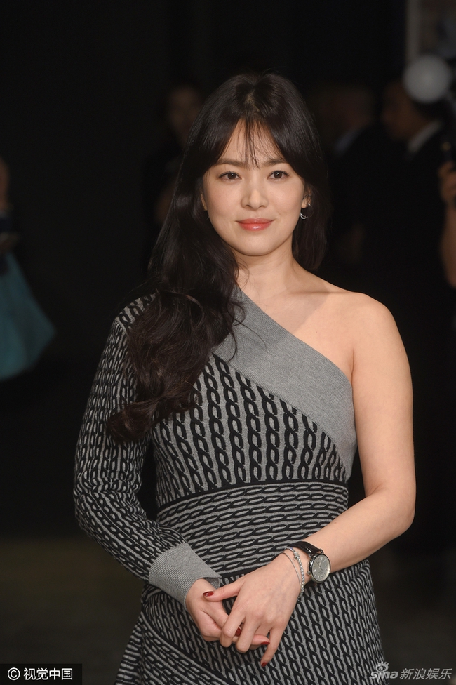 Song Hye Kyo khoe vai trần nuột nà xuất hiện trên hàng ghế đầu tại Tuần lễ Thời trang London 2017 - Ảnh 3.