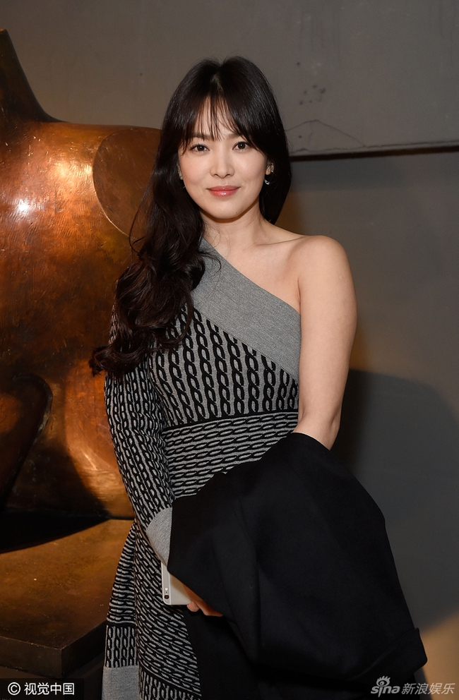 Song Hye Kyo khoe vai trần nuột nà xuất hiện trên hàng ghế đầu tại Tuần lễ Thời trang London 2017 - Ảnh 2.