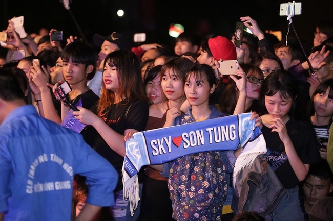 Ca sĩ Việt bức xúc vì bị hủy diễn tại show Việt - Hàn; fan Sơn Tùng ngất xỉu trong đêm nhạc gây hoang mang - Ảnh 2. Ca sĩ Việt bức xúc vì bị hủy diễn tại show Việt - Hàn; fan Sơn Tùng ngất xỉu trong đêm nhạc gây hoang mang - Ảnh 2.