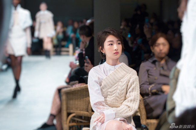 Song Hye Kyo khoe vai trần nuột nà xuất hiện trên hàng ghế đầu tại Tuần lễ Thời trang London 2017 - Ảnh 11.