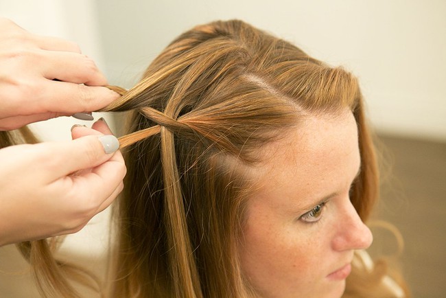 Tết tóc thác nước: kiểu tóc nhìn thì khó nhưng lại dễ thực hiện hơn bạn nghĩ nhiều - Ảnh 6.
