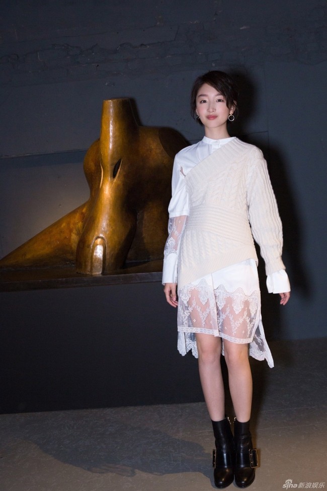 Song Hye Kyo khoe vai trần nuột nà xuất hiện trên hàng ghế đầu tại Tuần lễ Thời trang London 2017 - Ảnh 9.