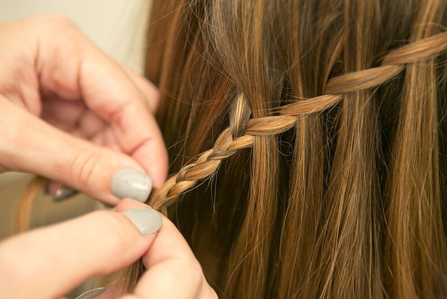 Tết tóc thác nước: kiểu tóc nhìn thì khó nhưng lại dễ thực hiện hơn bạn nghĩ nhiều - Ảnh 10.