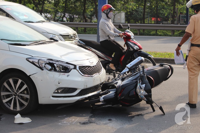 TP.HCM: Người phụ nữ lái ô tô va chạm với 4 xe máy trên đường Mai Chí Thọ - Ảnh 1.
