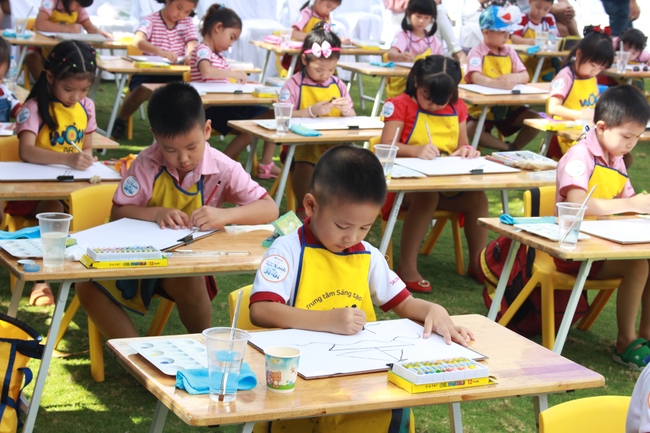 “Cuộc đối đầu” của 52 họa sĩ nhí tại chung kết “Tài năng sáng tạo xanh” - Ảnh 3. “Cuộc đối đầu” của 52 họa sĩ nhí tại chung kết “Tài năng sáng tạo xanh” - Ảnh 3.
