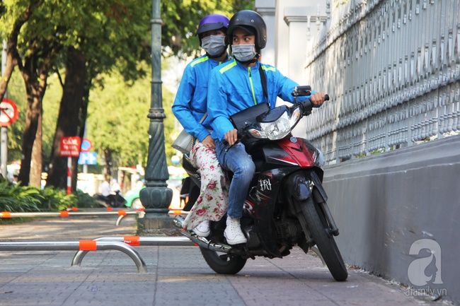 Lắp thanh chắn vỉa hè tại TP.HCM: Người đi bộ vừa tránh xe máy vừa tránh cả thanh barie - Ảnh 15.