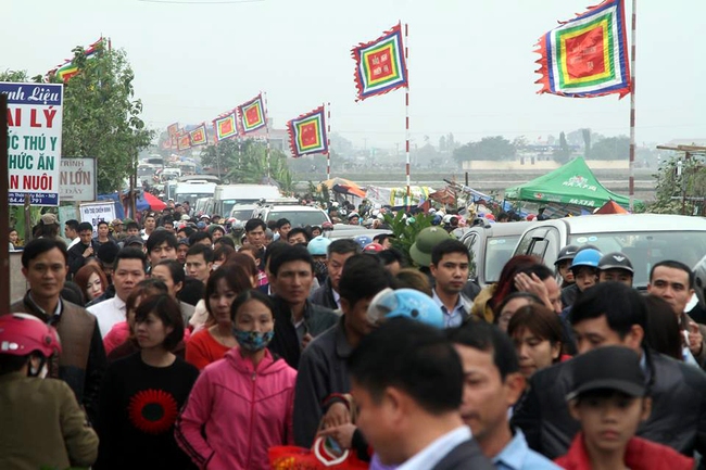 Nam Định: Dân đổ đi chợ Viềng sớm nửa ngày khiến mọi nẻo đường ùn tắc kinh hoàng - Ảnh 16.