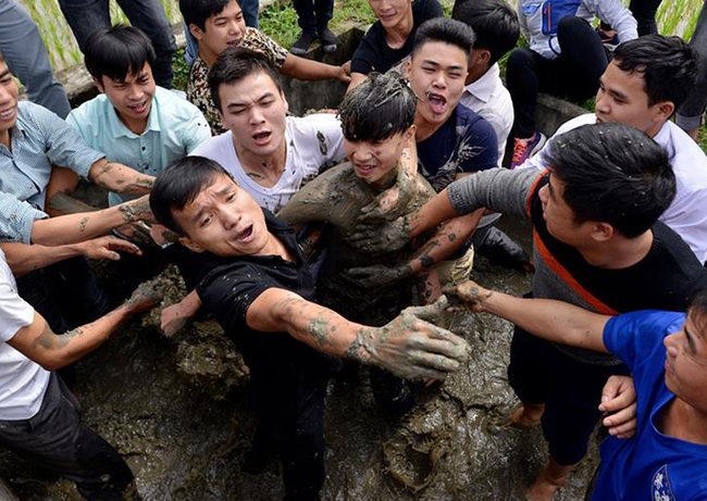 Hàng trăm nam thanh niên lao vào cướp một cái chiếu cói để mong sinh... quý tử - Ảnh 6.