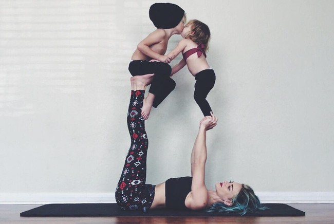 Ngẩn ngơ ngắm bộ ảnh 3 mẹ con cùng tập yoga đang gây bão Instagram - Ảnh 2.