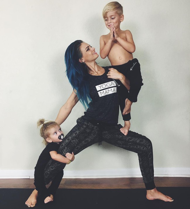 Ngẩn ngơ ngắm bộ ảnh 3 mẹ con cùng tập yoga đang gây bão Instagram - Ảnh 16.