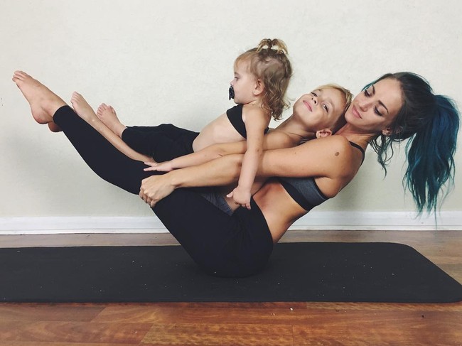 Ngẩn ngơ ngắm bộ ảnh 3 mẹ con cùng tập yoga đang gây bão Instagram - Ảnh 14.