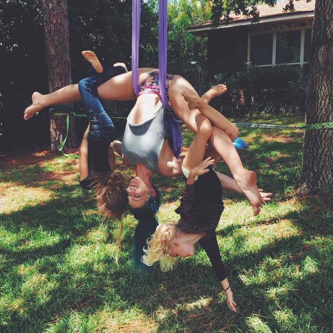 Ngẩn ngơ ngắm bộ ảnh 3 mẹ con cùng tập yoga đang gây bão Instagram - Ảnh 10.
