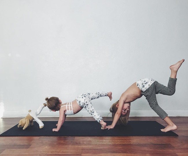 Ngẩn ngơ ngắm bộ ảnh 3 mẹ con cùng tập yoga đang gây bão Instagram - Ảnh 8.