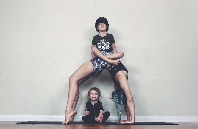 Ngẩn ngơ ngắm bộ ảnh 3 mẹ con cùng tập yoga đang gây bão Instagram - Ảnh 5.
