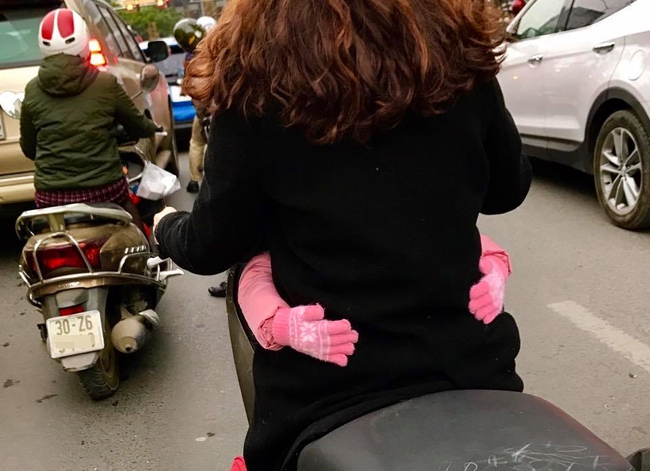 Đôi găng tay hồng bé xinh sưởi ấm trái tim mọi bà mẹ trên phố ngày cuối năm giá lạnh - Ảnh 1.