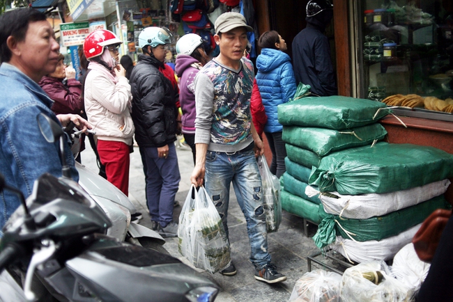 Hà Nội: Xếp hàng từ sáng tinh mơ để mua bánh chưng truyền thống về cúng Táo Quân - Ảnh 11.