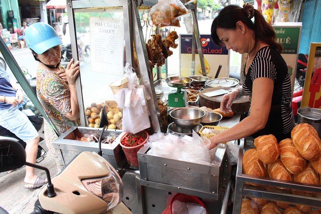4 tiệm bánh mì hễ cứ mở bán là khách đứng vòng quanh đợi mua ở Sài Gòn - Ảnh 7.
