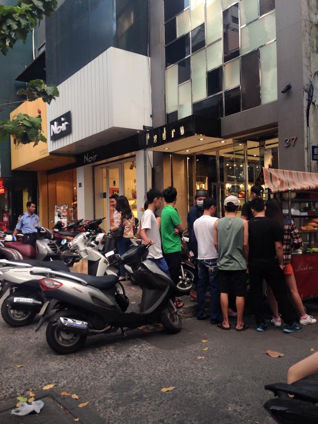 4 tiệm bánh mì hễ cứ mở bán là khách đứng vòng quanh đợi mua ở Sài Gòn - Ảnh 11.