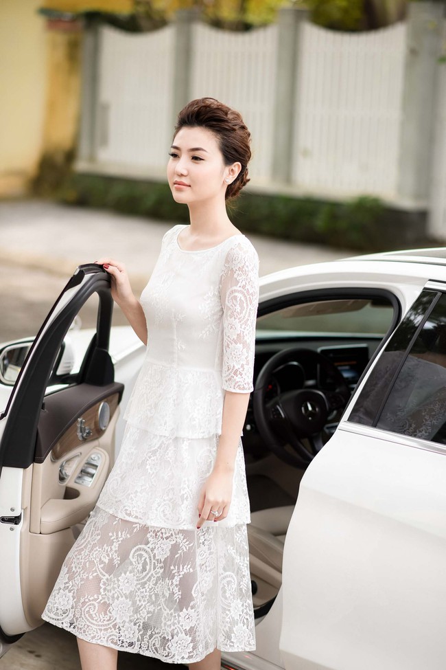 Hoa hậu Ngọc Duyên đẹp tinh khôi, tự lái xe sang đi sự kiện - Ảnh 1.