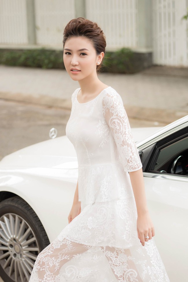 Hoa hậu Ngọc Duyên đẹp tinh khôi, tự lái xe sang đi sự kiện - Ảnh 3.