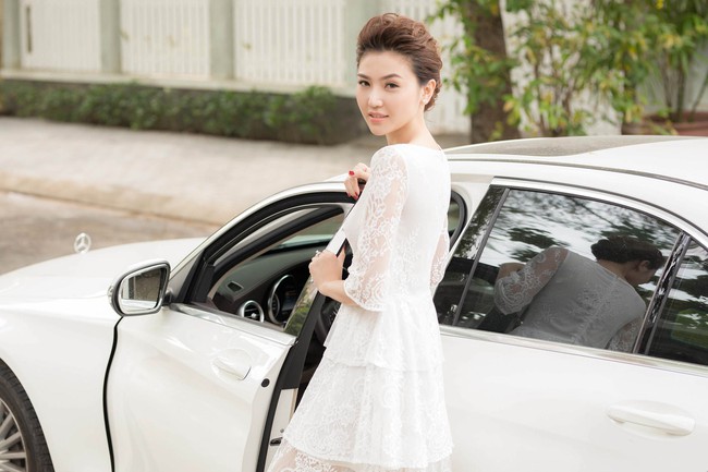 Hoa hậu Ngọc Duyên đẹp tinh khôi, tự lái xe sang đi sự kiện - Ảnh 2.