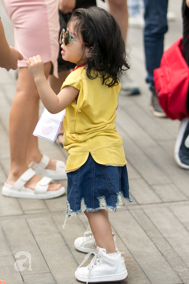 Street style VIFW 2017: Người lớn độc - dị - phá cách, trẻ con cũng chất chơi chẳng kém - Ảnh 32.