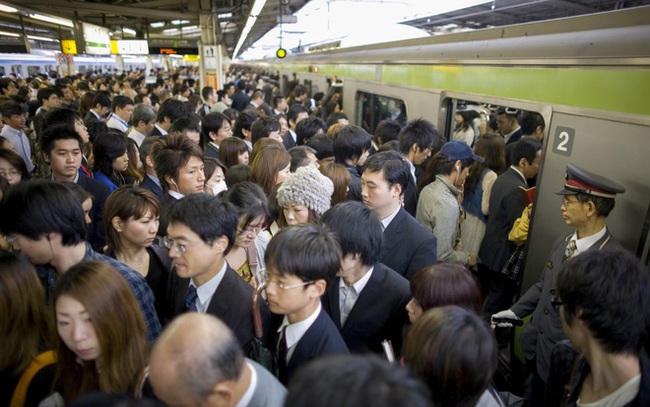 Những giấc ngủ kiệt sức trên tàu điện giờ tan tầm tiết lộ áp lực khắc nghiệt của công sở Nhật Bản - Ảnh 1.