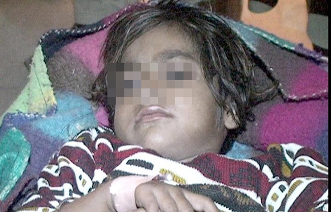 Bé gái 6 tuổi nằm thoi thóp sau khi bị hãm hiếp, cắt cổ rồi vứt vào cống gây phẫn nộ - Ảnh 1.