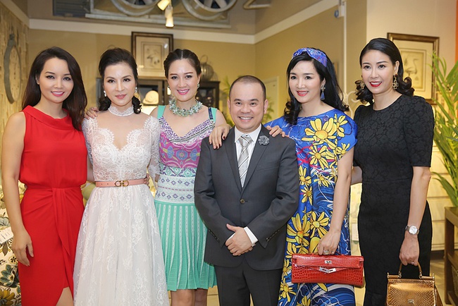 Kín đáo như thế này Ngọc Trinh vẫn đẹp hút mắt nhìn - Ảnh 7. Kín đáo như thế này Ngọc Trinh vẫn đẹp hút mắt nhìn - Ảnh 7.