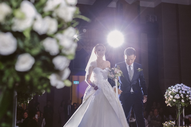 Đám cưới lung linh ngàn ngọn nến theo phong cách Hàn Quốc của cặp đôi Hà Nội - Ảnh 1.