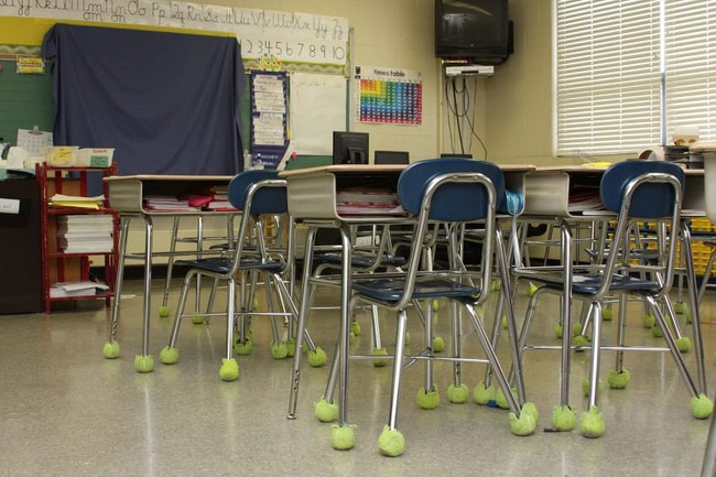 Cắt đôi bóng tennis dán vào ghế, cô giáo khiến phụ huynh học sinh trầm trồ thán phục - Ảnh 4.