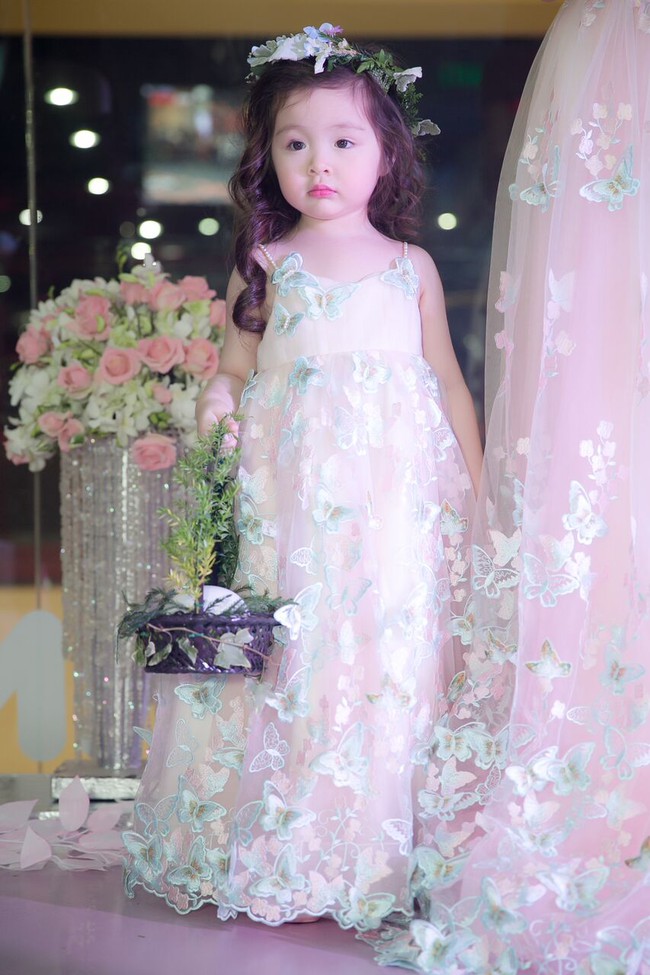 Mê mệt ngắm vẻ đẹp thiên thần của con gái Elly Trần khi lần đầu diễn thời trang cùng mẹ - Ảnh 8.