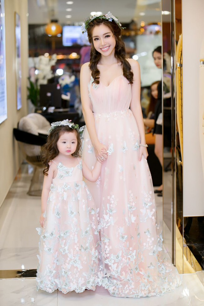 Mê mệt ngắm vẻ đẹp thiên thần của con gái Elly Trần khi lần đầu diễn thời trang cùng mẹ - Ảnh 7.