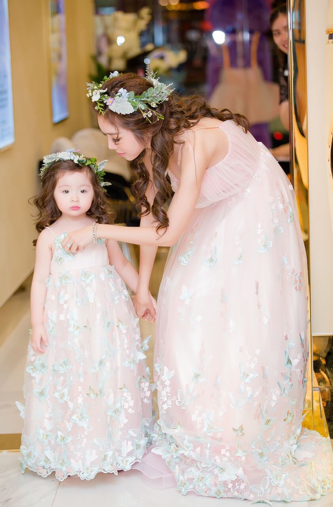 Mê mệt ngắm vẻ đẹp thiên thần của con gái Elly Trần khi lần đầu diễn thời trang cùng mẹ - Ảnh 6.